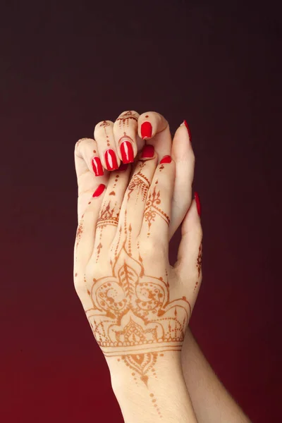 Kadın elleriyle mehndi — Stok fotoğraf