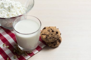 tablo üzerinde süt