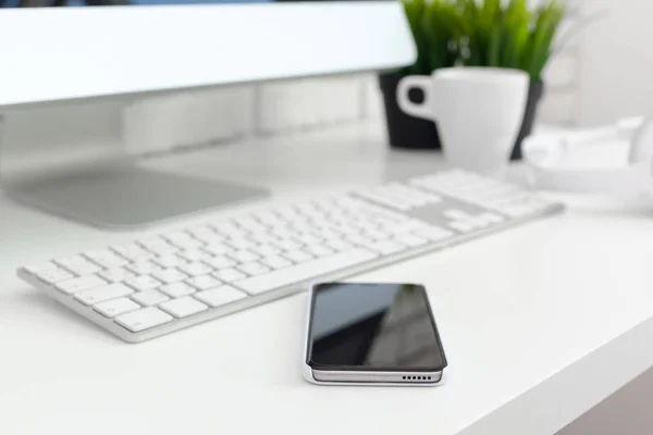 Mesa de trabalho com computador — Fotografia de Stock