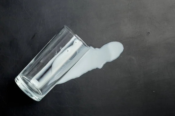 Copo de leite na mesa — Fotografia de Stock