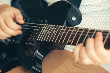 Elektro gitar çalan adam  