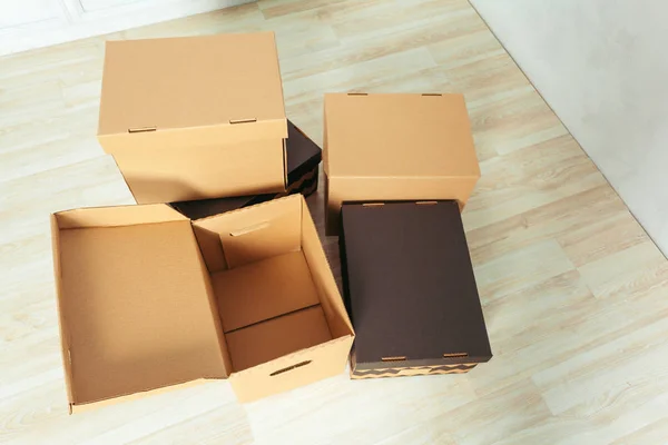 Большие картонные коробки — стоковое фото