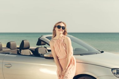 Genç kadın bir araba sahilde