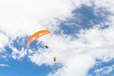 paraplanes uçan yüksek up