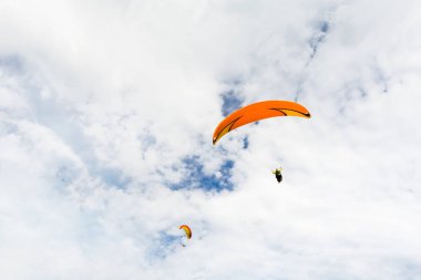 paraplanes uçan yüksek up