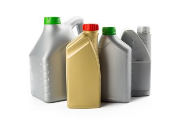 Otomobil yağlar üzerinde beyaz izole plastik şişeler
