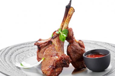 Kuzu pirzolası yakın