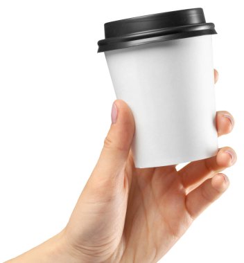 Beyaz arka plan üzerinde izole bir kahve kağıt bardak tutan el