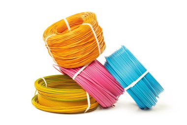 Beyaz arka plan üzerinde izole elektrik kabloları, enerji ve teknoloji donatımı