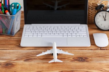 Bilgisayar üzerinde seyahat acentası ofis masaları