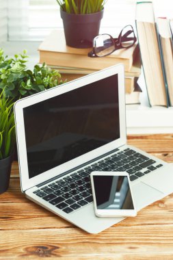 Bilgisayar üzerinde seyahat acentası ofis masaları