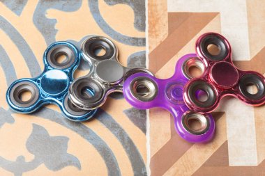 Spinner stres giderici oyuncaklar taş zemin üzerine kıpır