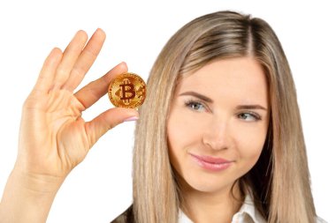 beyaz zemin üzerine altın bitcoin tutan kadın