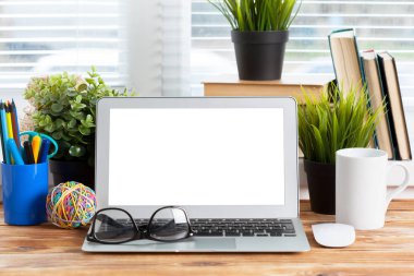 Çalışma alanı. ahşap masa laptop boş ekran.