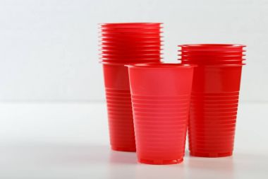 Kırmızı boş tek kullanımlık plastik gözlük