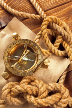 Pusula ve ahşap masa, yakın çekim halat.