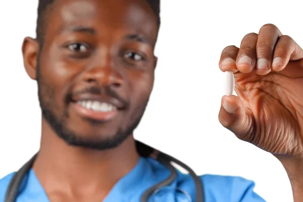 Amigável Africano Americano Farmacêutico Segurando Pílula — Fotografia de Stock
