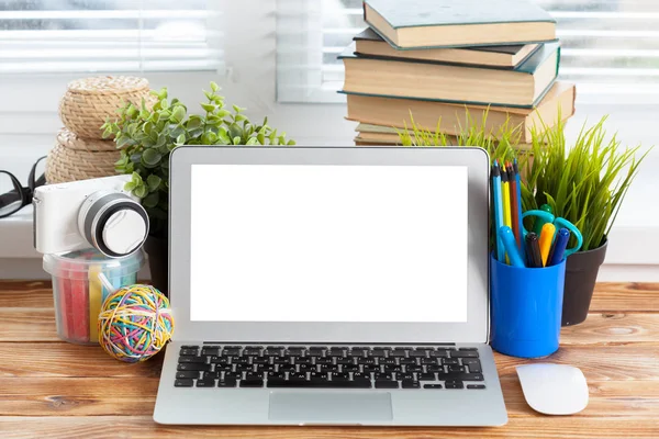 Espacio Trabajo Pantalla Blanco Portátil Mesa Madera —  Fotos de Stock