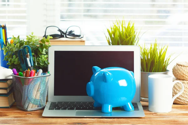 Caixa Dinheiro Porquinho Com Laptop Mesa Madeira — Fotografia de Stock