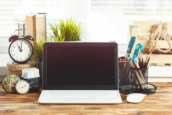 Espaço Trabalho Tela Branco Laptop Mesa Madeira — Fotografia de Stock