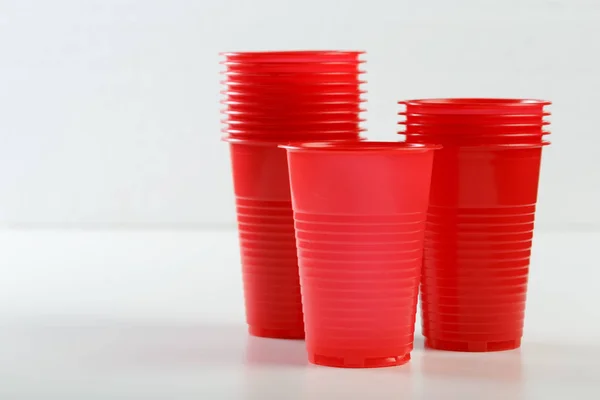 Vasos Plástico Desechables Vacíos Rojos — Foto de Stock
