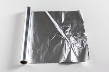 Beyaz arka plan üzerinde izole alüminyum folyo rulo