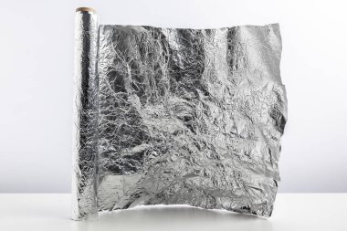 Beyaz arka plan üzerinde izole alüminyum folyo rulo