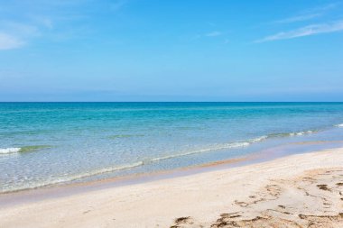 Plaj sahil deniz dalgaları ile