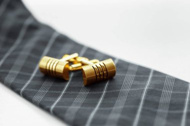 kravat ve kol düğmeleri masada.