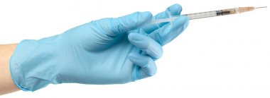 Eldeki şırınga beyaz arkaplanda izole edildi