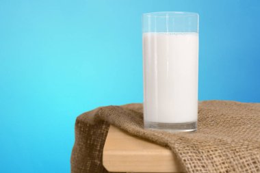 Cam bardak sütte yakın çekim