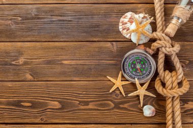 Deniz kabuklarını tahtaya kenarlık. Deniz arka plan.