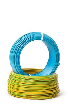 Beyaz arka plan üzerinde izole elektrik kabloları, enerji ve teknoloji donatımı