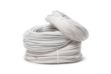 Beyaz arka plan üzerinde izole elektrik kabloları, enerji ve teknoloji donatımı