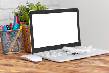 Bilgisayar üzerinde seyahat acentası ofis masaları