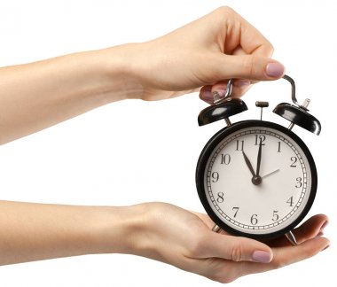 Retro çalar saat beyaz arka plan ile holding eller