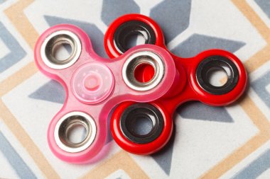 Spinner stres giderici oyuncaklar taş zemin üzerine kıpır