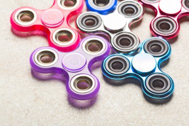 Spinner stres giderici oyuncaklar taş zemin üzerine kıpır