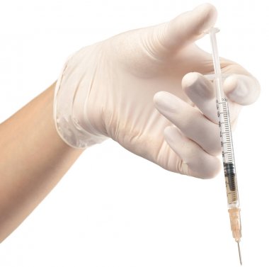 Eldeki şırınga beyaz arkaplanda izole edildi