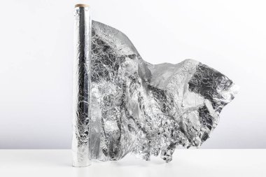 Beyaz arka plan üzerinde izole alüminyum folyo rulo