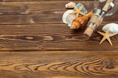 ahşap tahta üzerinde plaj aksesuarları