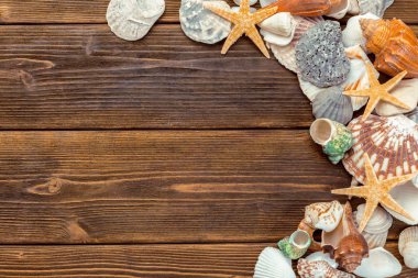 ahşap tahta üzerinde plaj aksesuarları