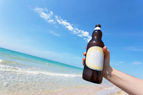 Garrafa Cerveja Uma Praia — Fotografia de Stock