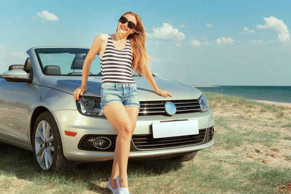 Entspannende Frau Strand Der Nähe Des Autos — Stockfoto