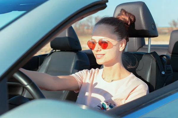 Розслаблена Щаслива Жінка Подорожує Машині — стокове фото