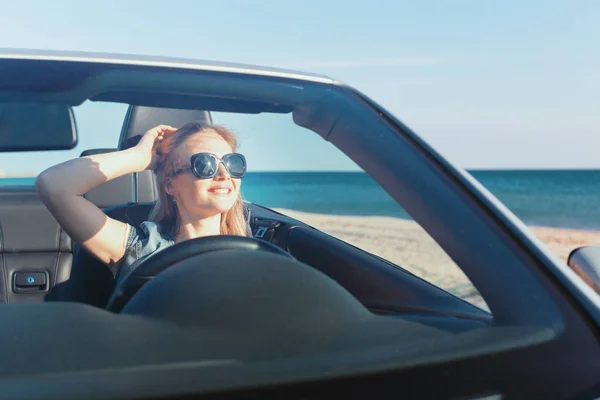 Entspannt Glückliche Frau Die Auto Unterwegs Ist — Stockfoto