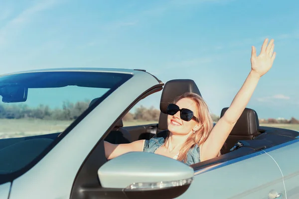 Entspannt Glückliche Frau Die Auto Unterwegs Ist — Stockfoto