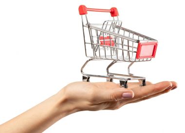 Beyaz arka plan üzerinde elinde alışveriş sepeti