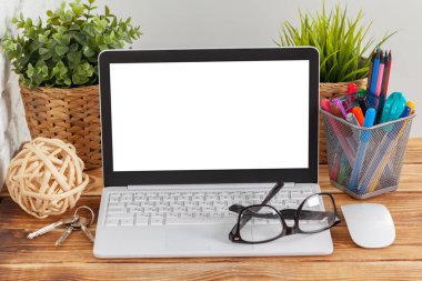 Çalışma alanı. ahşap masa laptop boş ekran.