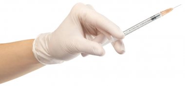 Eldeki şırınga beyaz arkaplanda izole edildi